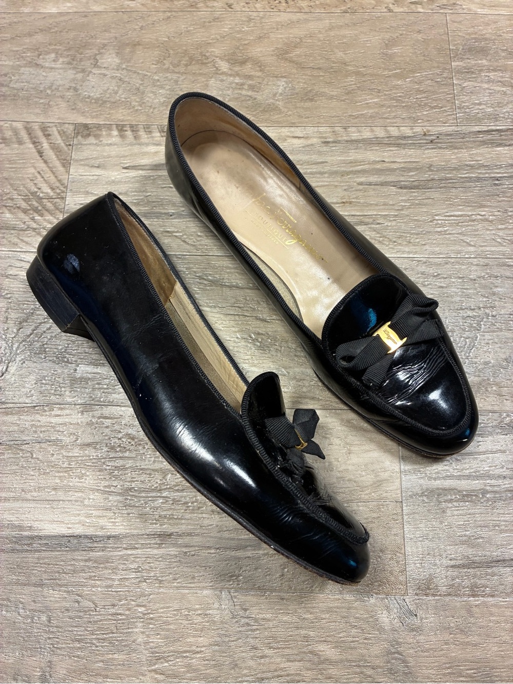 VTG Salvatore Ferragamo Boutique Patent Leather Slip On Loafers Bow Logo - Picture 8 of 13
